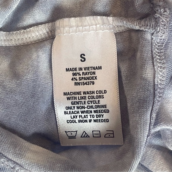 Aeropostale. Sz Small. Crop Top.. Small hole Rt arm. - Picture 14 of 16